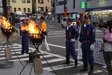 消防団によるかがり火の管理