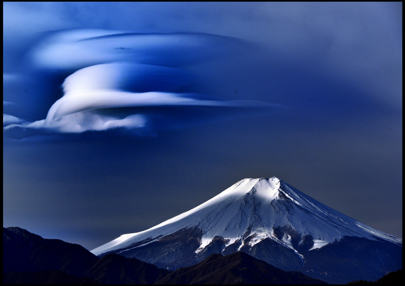 第２９回 秀麗富嶽十二景写真コンテスト 特選 風強く 髙津 秀俊