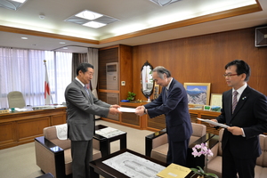 市長への答申の様子