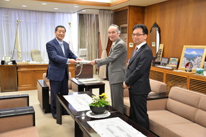 市長への答申の様子